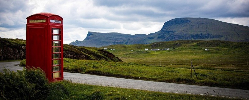 telefoon-in-schots-landschap-1200x485-tiny